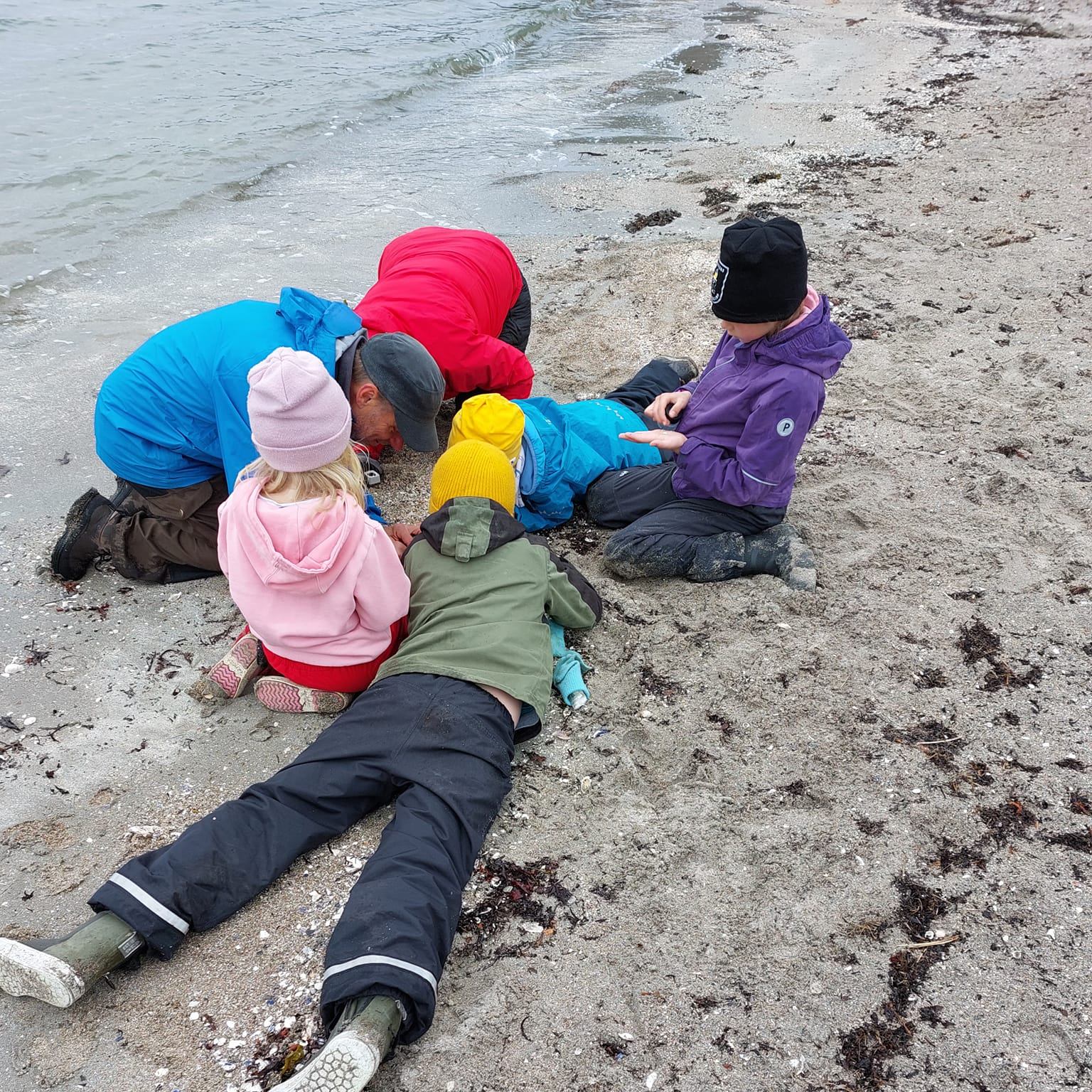 barn_p&aring;_stranden.jpg